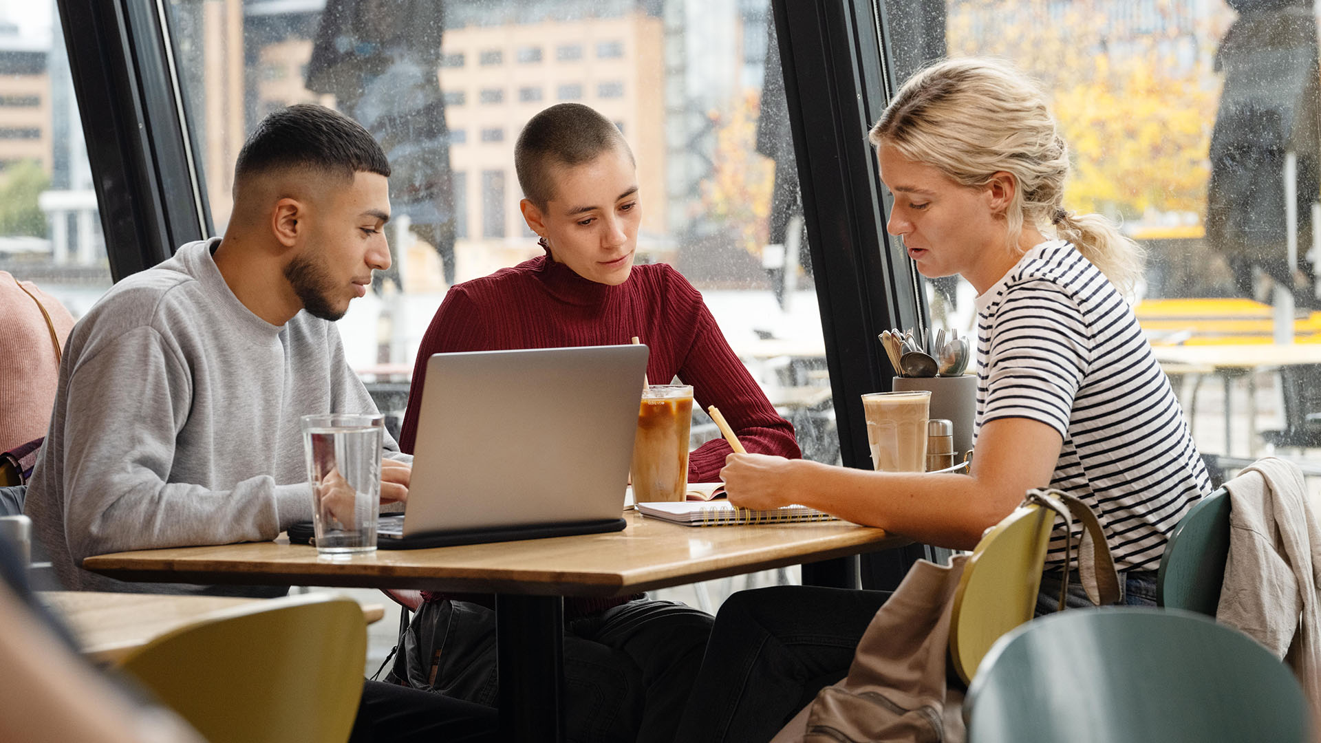 Studiegrupper laver gruppearbejde på café